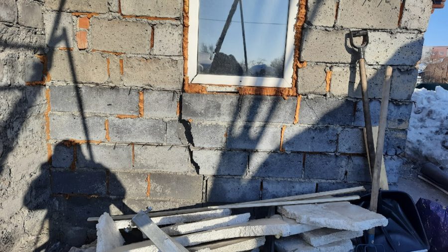 «Нас может задавить в любой момент»: история жителей Кемерова из дома с медленно падающей стеной