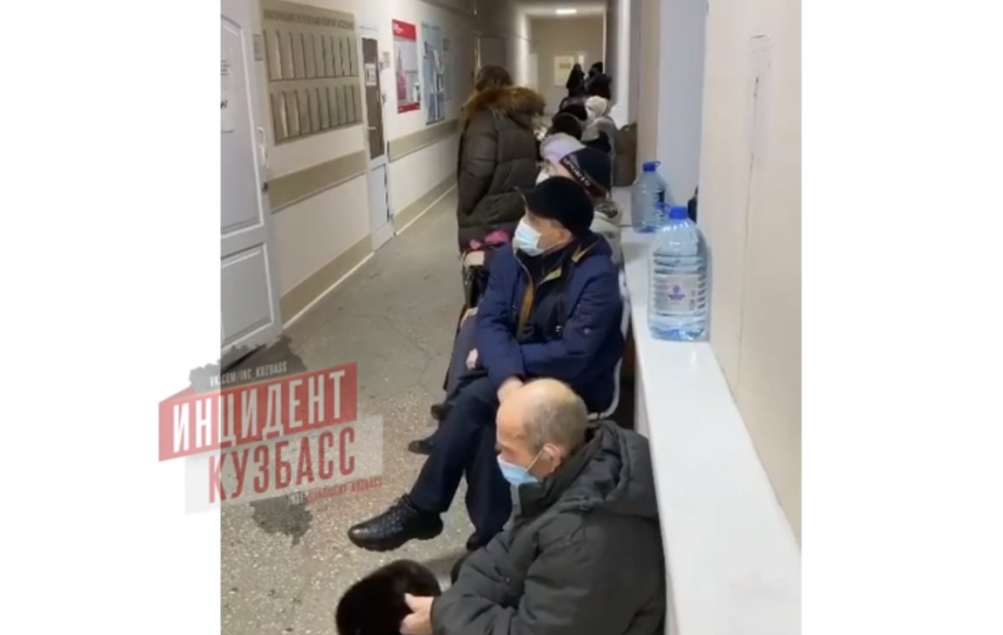 Старики плачут: в Кемерове показали огромные очереди в больнице