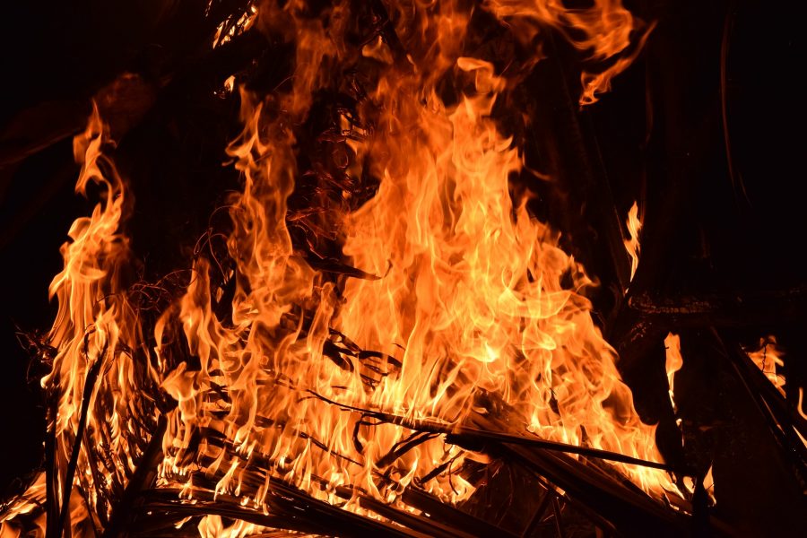 Тушили два часа: в Кузбассе вспыхнул крупный пожар