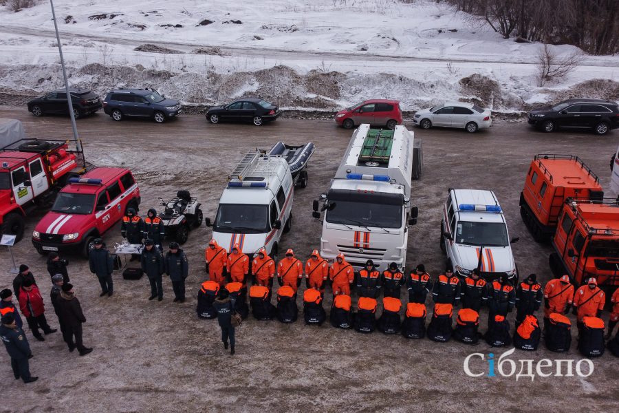 В Кузбассе перед паводком на смотр вышла техника, медики и спасатели