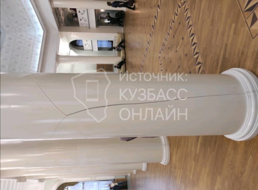 В драмтеатре Новокузнецка серьёзно треснула одна из колонн