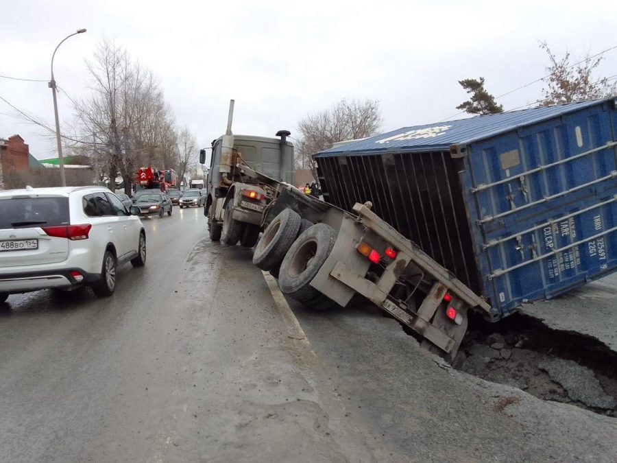 В Сибири провалился под землю грузовик