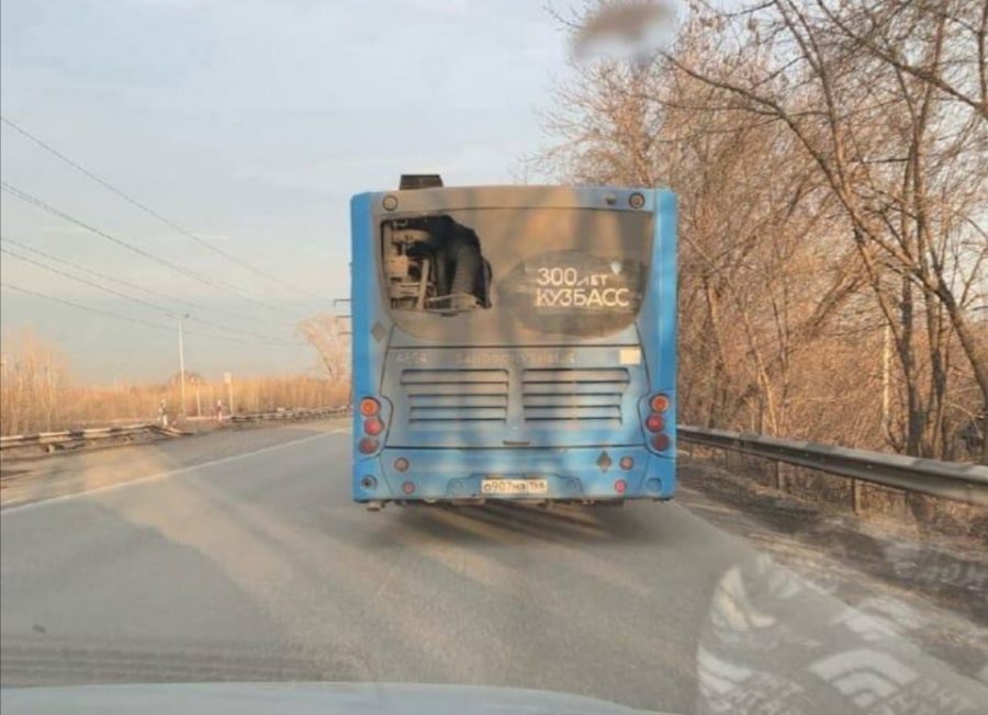 В Новокузнецке жители заметили на дороге автобус с «дырой»