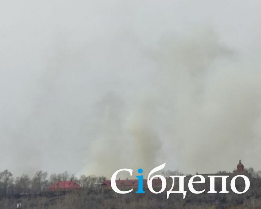Лесные пожары от сухой травы вплотную подобрались к Новокузнецку