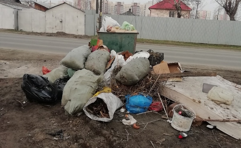«За что платим?»: в центре Кемерова улица тонет в самом разном мусоре