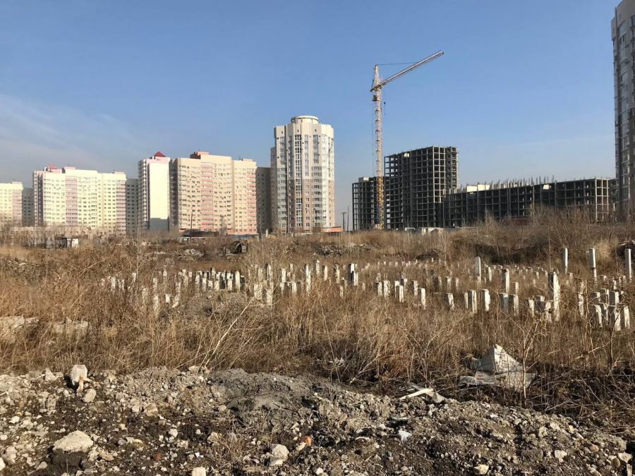 «Стройку приберите!»: центр Новокузнецка тонет в мусоре