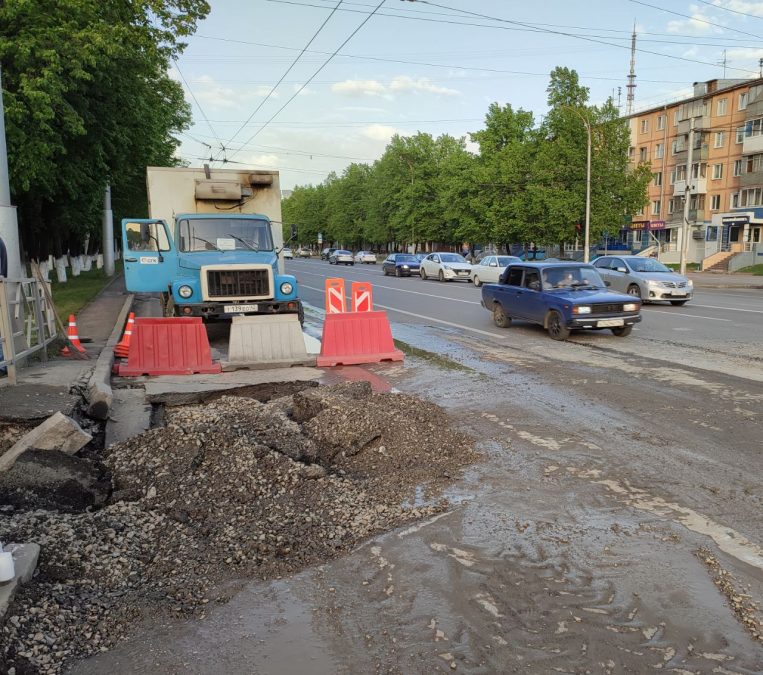 Извинения, огромная яма и разбор рельс: что происходит на месте порыва в Кемерове