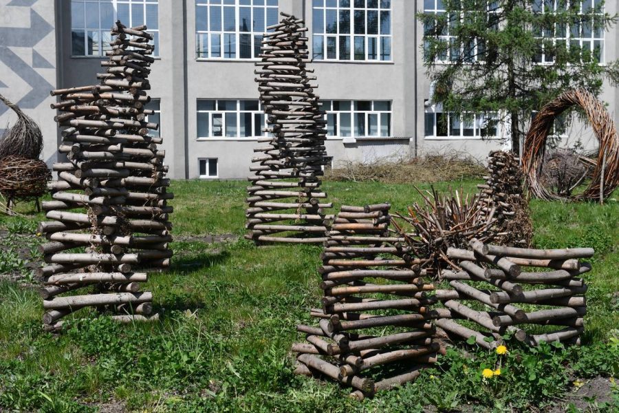 Яркие стены и сооружения из палок: в Новокузнецке появилось нечто странное и прекрасное