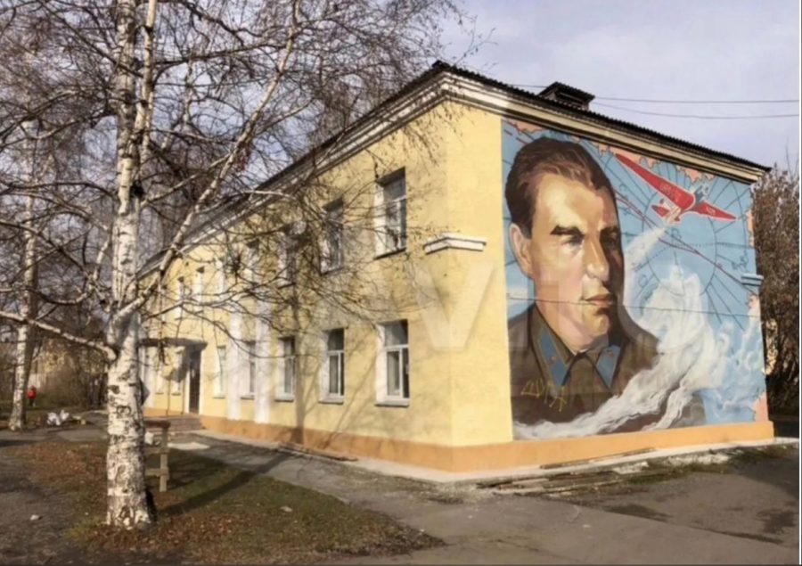 Знаменитое здание с портретом героя продают в Кемерове