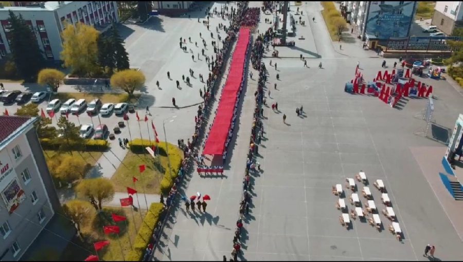 90 метров — 6 тысяч имен: в Кузбассе сшили гигантское «Полотно Победы»