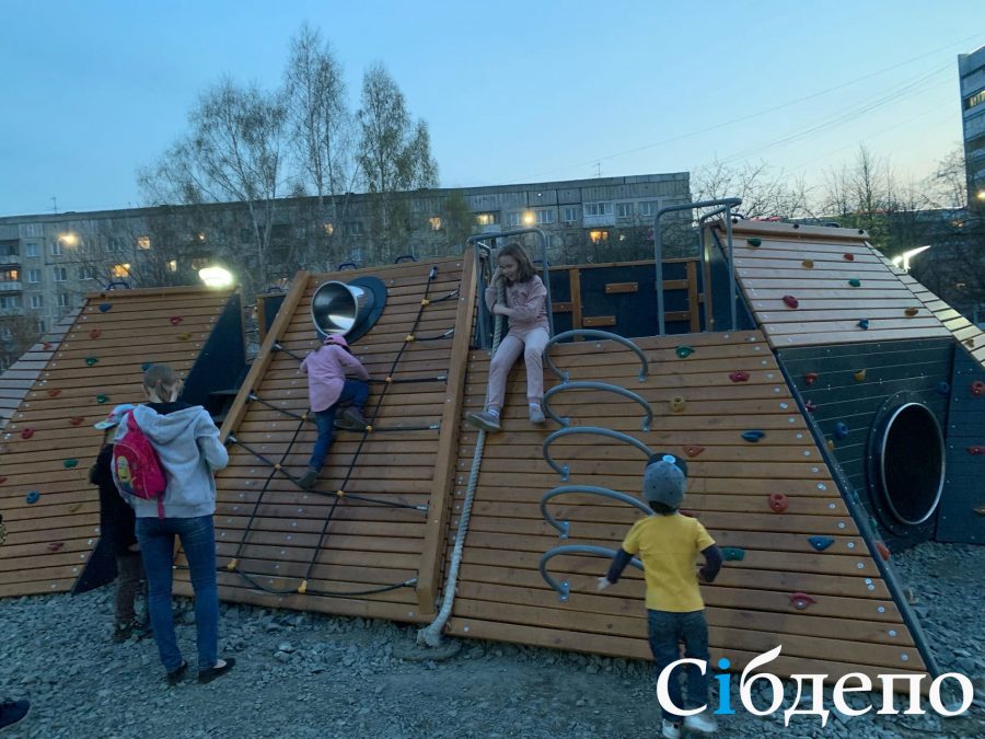 Скандально известную детскую площадку в Кемерове начали исправлять