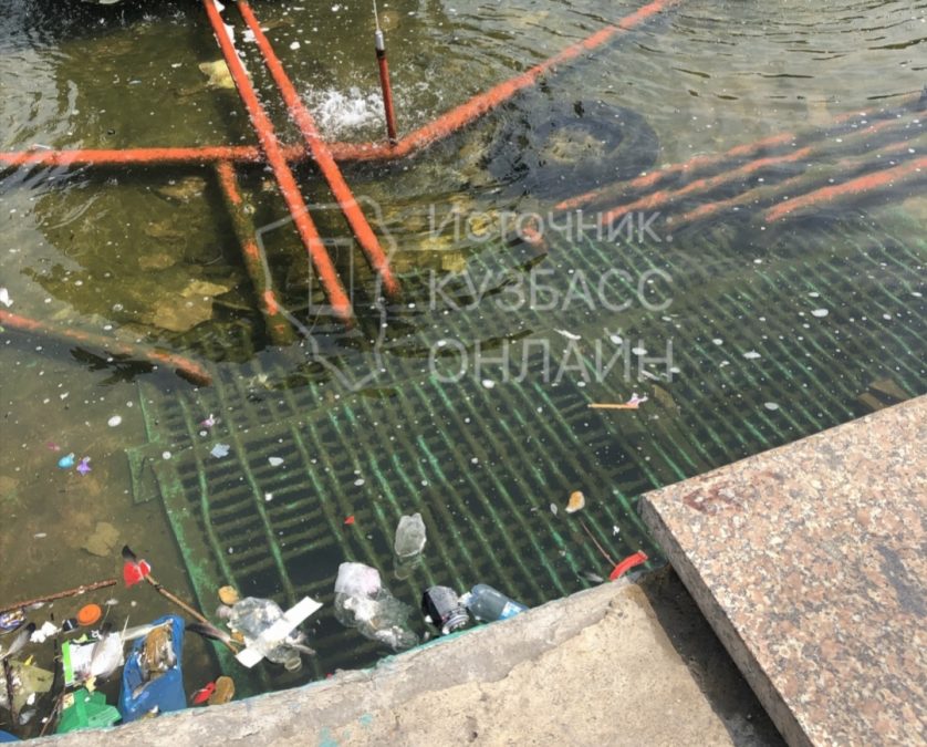 Заткнуть нос, закрыть глаза: в Новокузнецке фонтан возле мэрии испортился