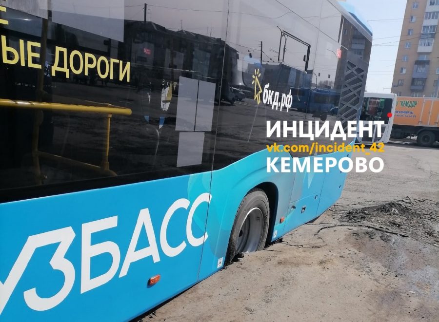 В Кемерове на дороге под автобусом провалился асфальт