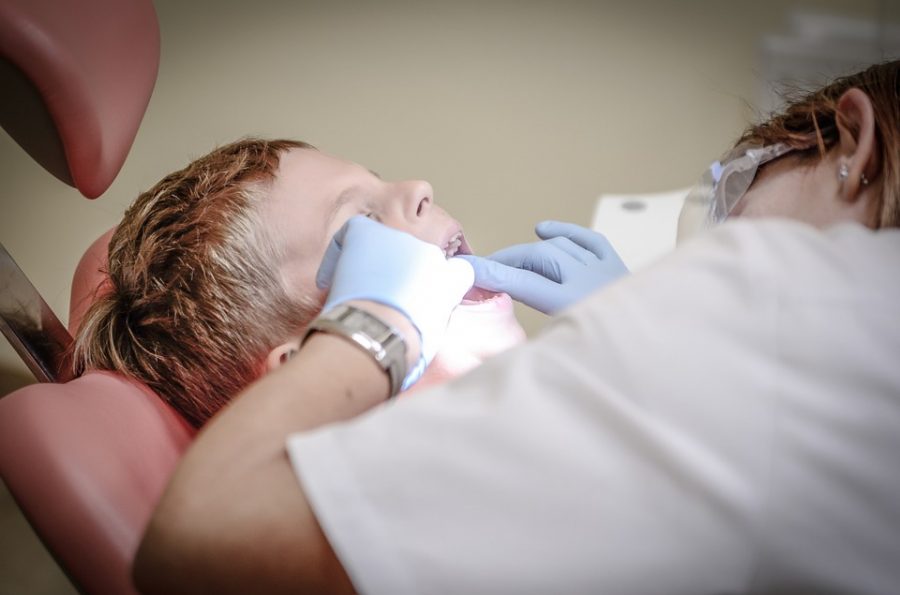 Ребёнку вырвали четыре зуба из-за плохого лечения в частной клинике