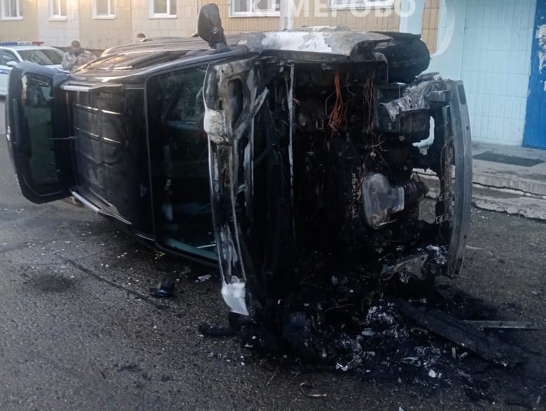 Житель Кемерова в День Победы устроил дебош с перевёрнутой и горящей машиной