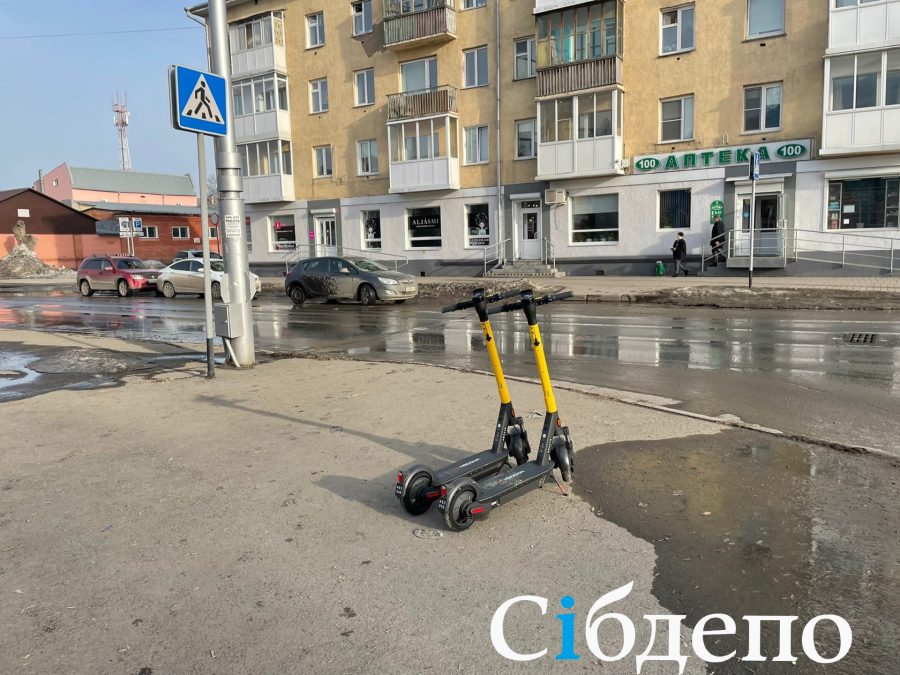 «Как дикари»: разбросанные по улице электросамокаты в Кемерове возмутили горожан