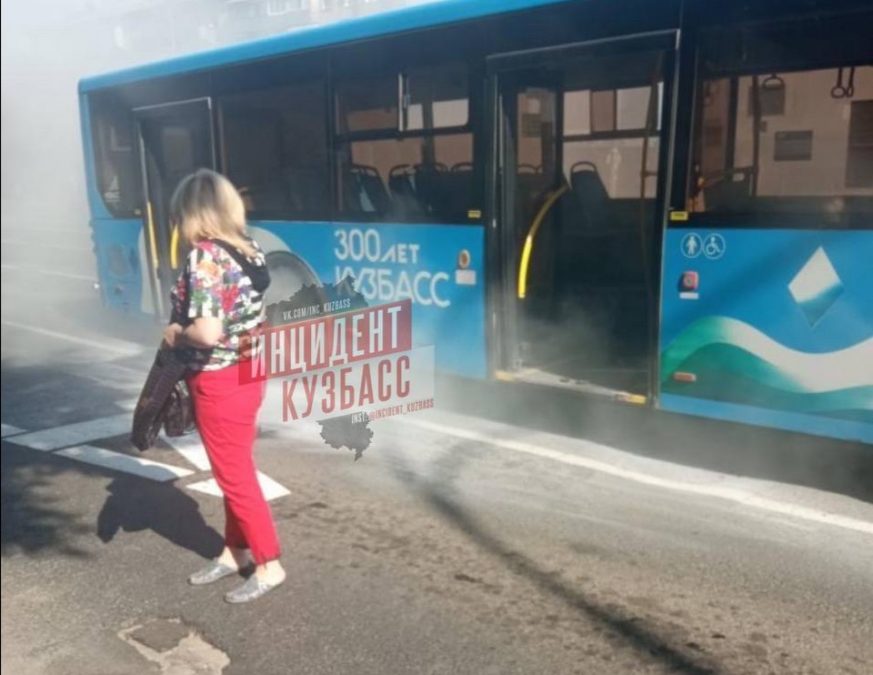 В Кемерове произошел хлопок и задымление автобуса