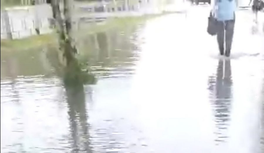 В Кузбассе дождь внезапно заставил горожан научиться ходить по воде