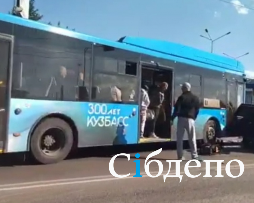 «Всё в крови и люди в шоке»: в Новокузнецке автобус столкнулся с легковушкой