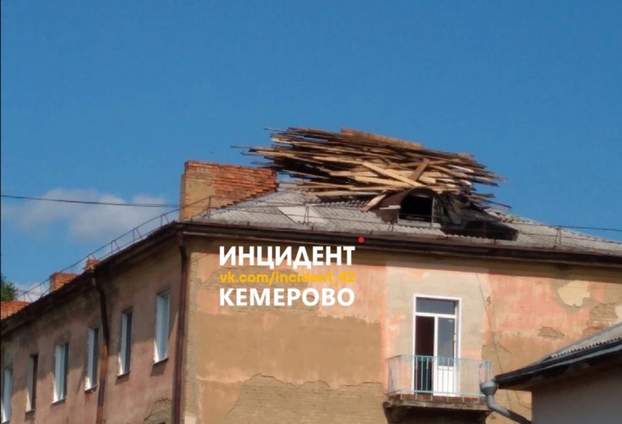 Это ужасно! В Кемерове жители обнаружили опасный склад на крыше дома