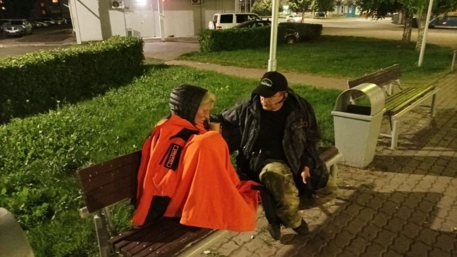 История одного поиска: в Кузбассе волонтёры нашли женщину босой на лавочке