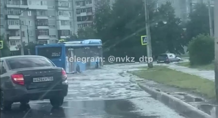 В Новокузнецке сильный дождь залил целый район