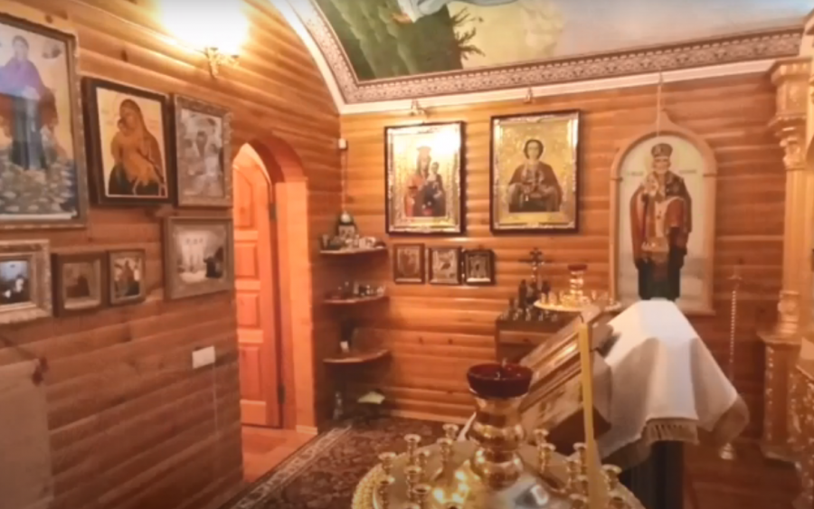 Дорого-богато: в Кемеровском районе продают коттедж-церковь с уютным винным погребком