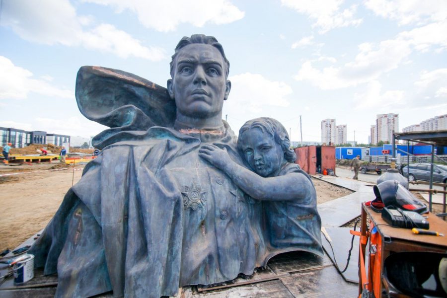 В Кемерове показали процесс строительства 12-метровой бронзовой скульптуры Воину-освободителю