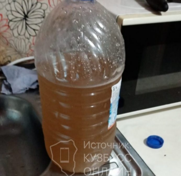 В Кузбассе жители набрали из крана в бутылку необъяснимую жидкость