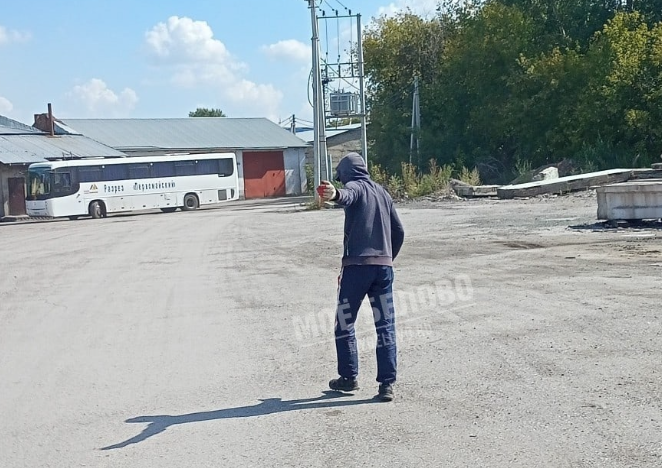 Соцсети: в Кузбассе опасный психопат с оружием охотится за детьми возле кладбища