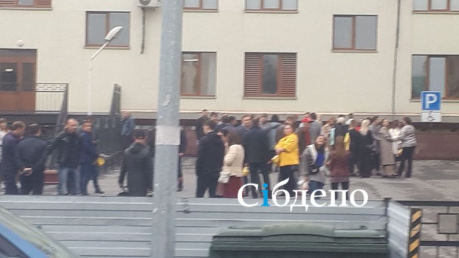 Эвакуация крупного бизнес-центра в Кемерове идет не по плану