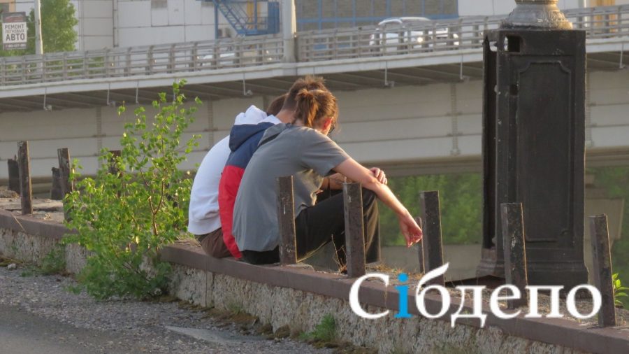 Соцсети: в Новокузнецке «безбашенная молодежь» разгромила остановку