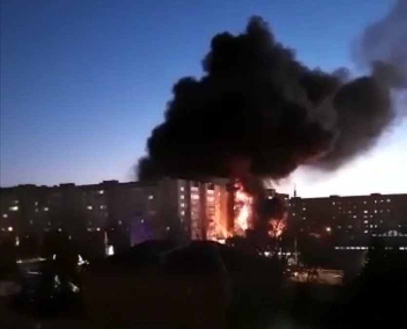В российском городе на девятиэтажку упал военный самолёт, есть погибшие