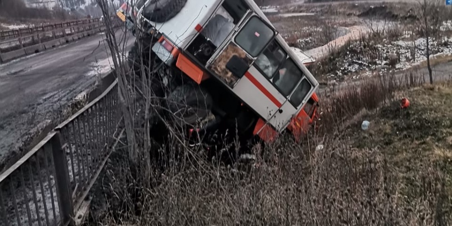 В Кузбассе опрокинулся вахтовый автобус с шахтерами, есть пострадавшие
