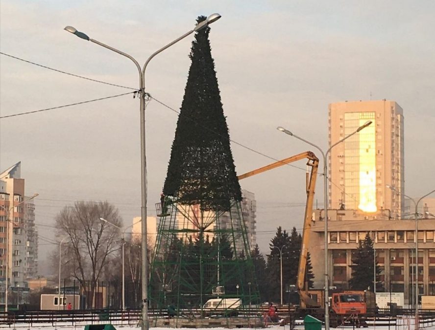 В Новокузнецке почти собрали новогоднюю ёлку