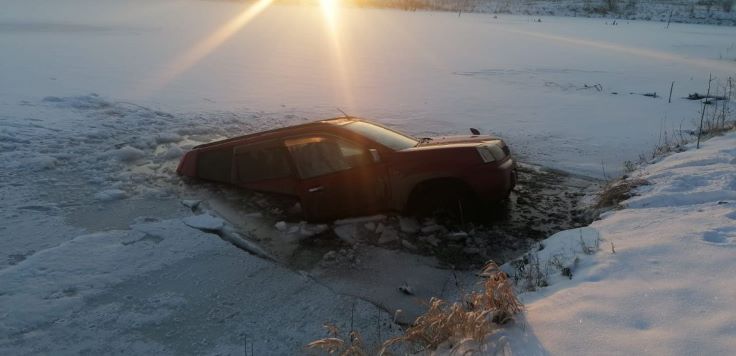 В Кемерове автомобиль упал в ледяное озеро