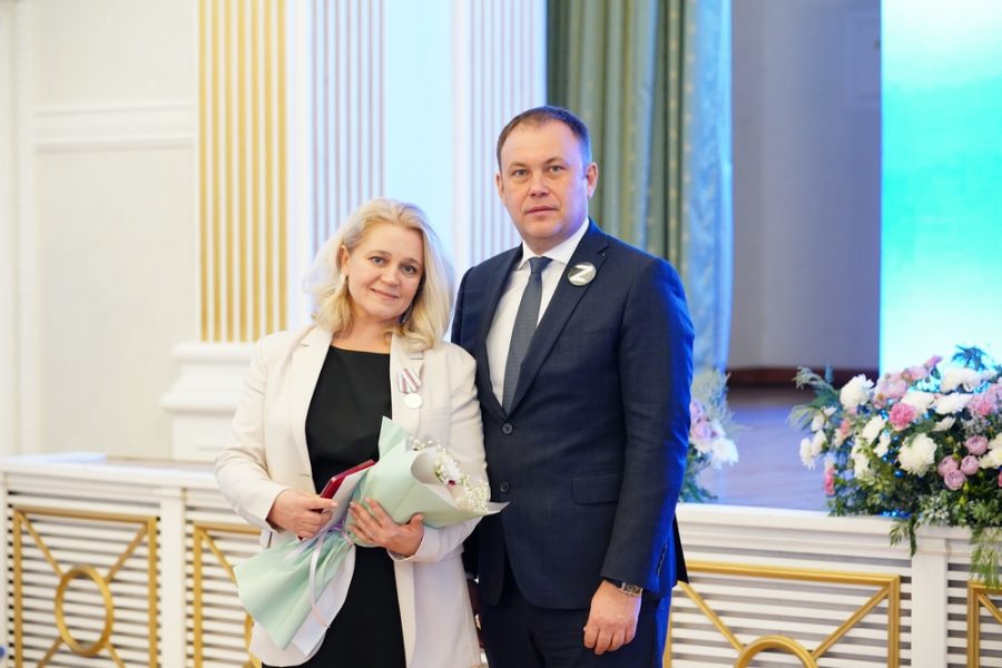 Многодетных матерей в Кузбассе наградили медалями