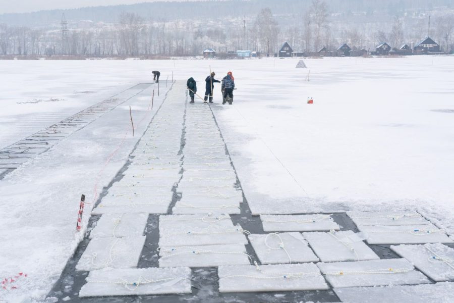 С Красного озера в Кемерове забирают лед