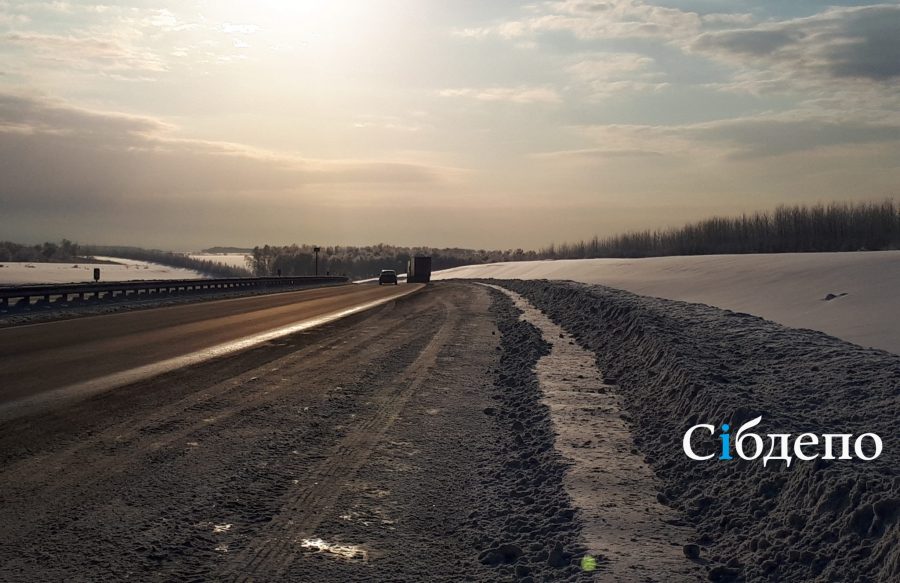 На дорогах Кузбасса из-за мороза массово замерзает транспорт
