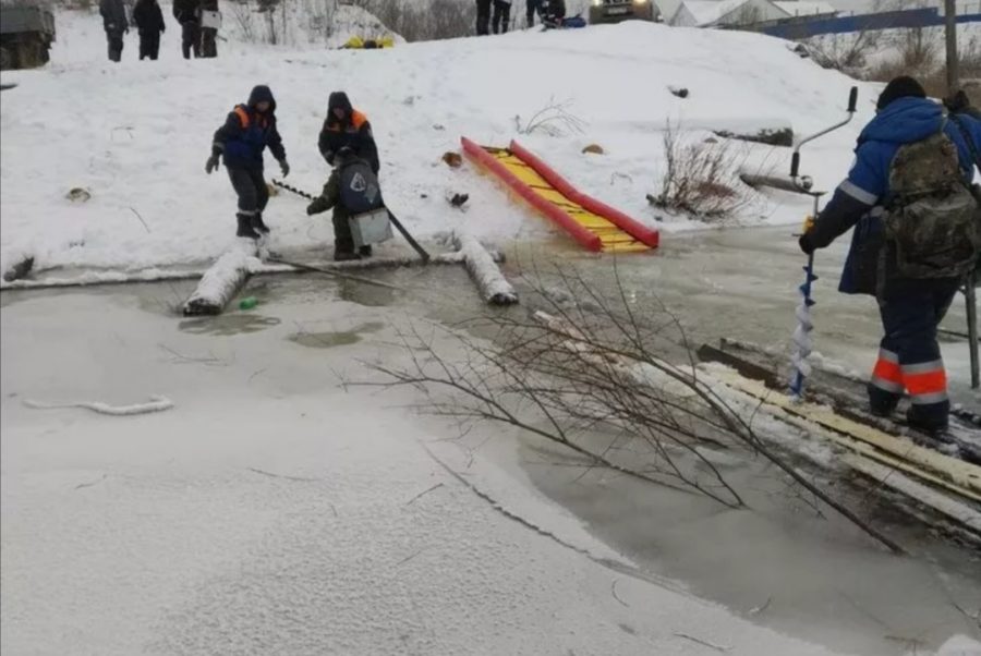 В Сибири со льдины эвакуировали 36 рыбаков