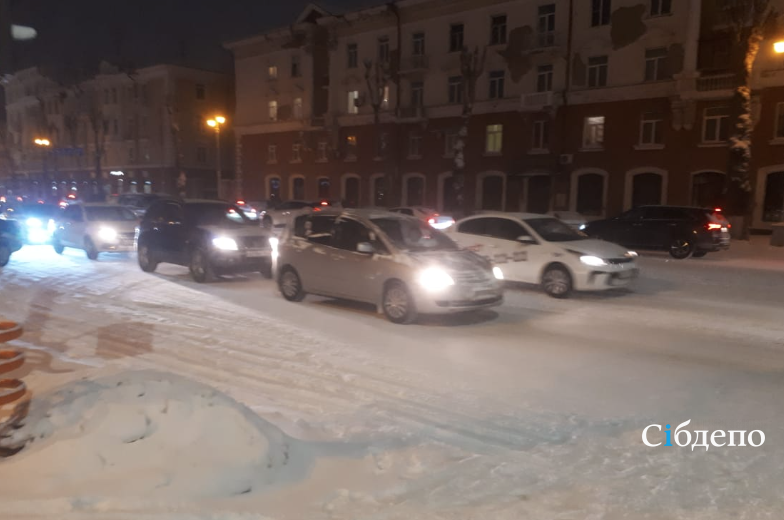 Пробки и каша из снега: в Кемерове снегопад опять застал «дорожников» врасплох