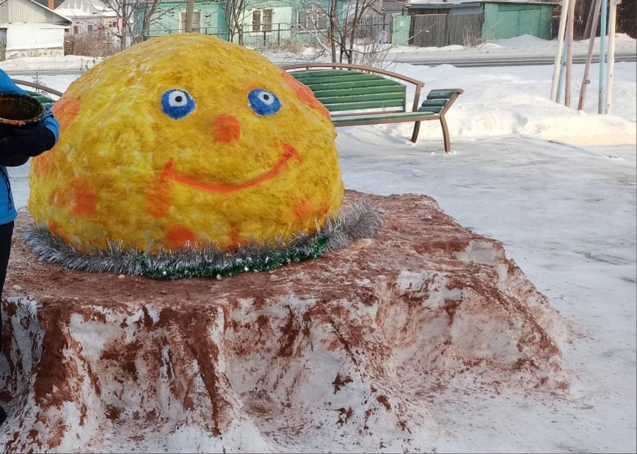 Какой год, такие и фигуры: жители Кузбасса лепят из снега невероятное и ужасное
