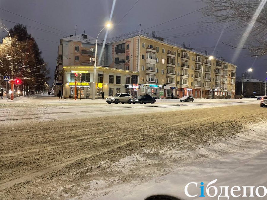 Ни пройти, ни проехать: в центре Кемерова на дорогах образовался снежный коллапс