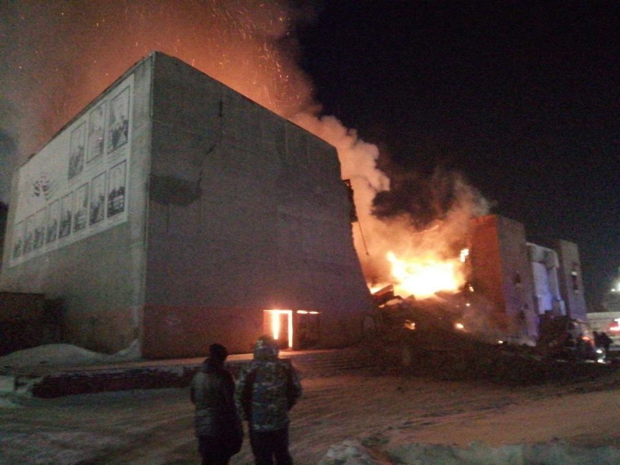 Двое пожарных пострадали при обрушении в горящем кинотеатре в Кузбассе