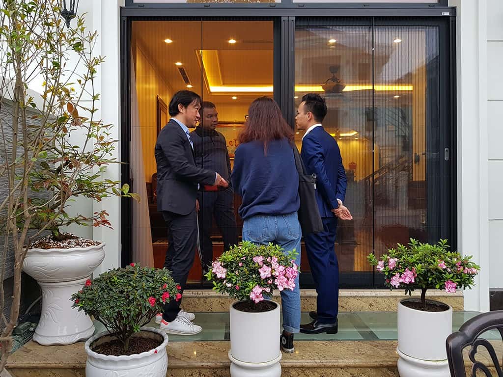 Nguyễn Lê Quỳnh Nam và kỹ sư Nhật đến nhà khách hàng