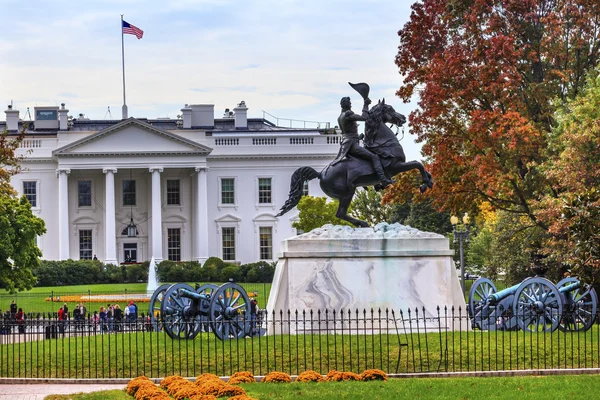 Estatua de Jackson cánones Lafayette Park casa blanca otoño Pennsylv — Foto de Stock
