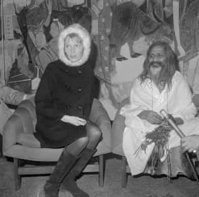 Maharishi Mahesh Yogi with actress Mia Farrow in 1968