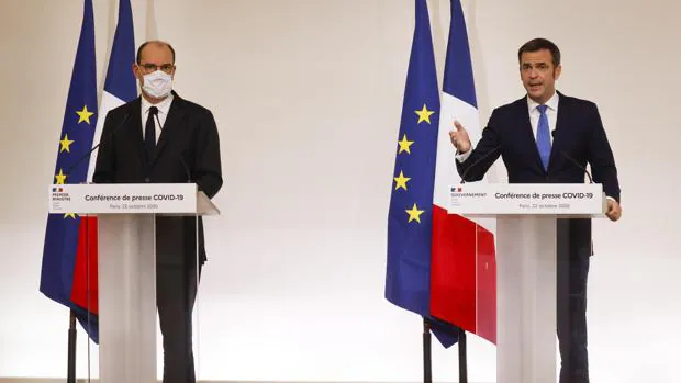 El ministro de Sanidad francés, Olivier Véran (derecha), y el primer ministro, Jean Castex, durante la rueda de prensa este jueves