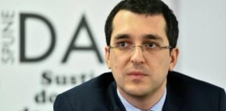 Vlad Voiculescu a fost amendat cu 1.500 de lei pentru nepurtarea măștii / Sursa foto: Agerpres