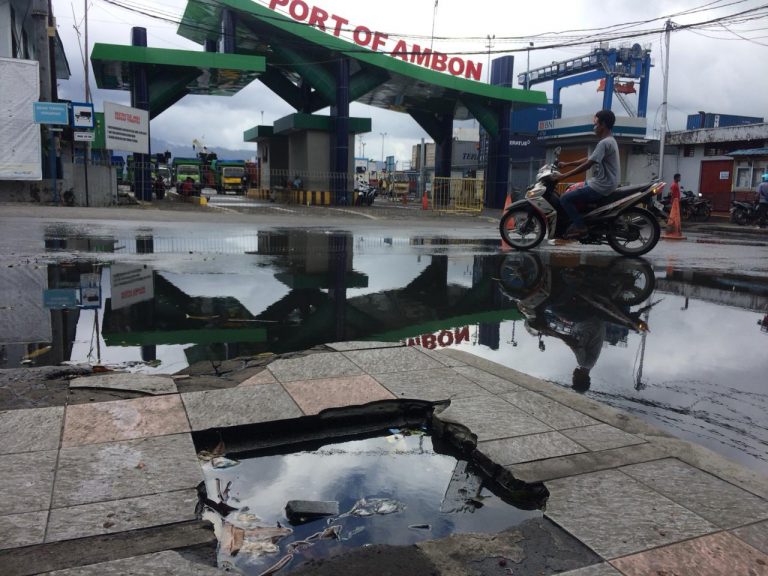 Hujan dan Genangan Akibat Sumbatan Gorong-Gorong  TERASMALUKU.COM  Semua Membacanya